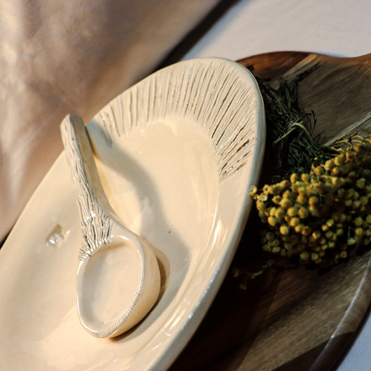 Serving dish and spoon set